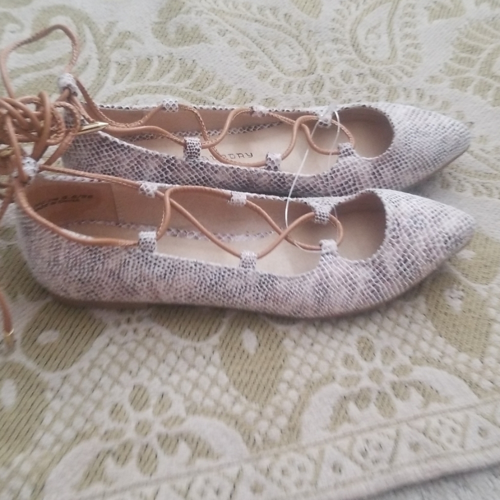 NWOT Chinese Laundry Lace up Snake Patterned Flats - Picture 2 of 5